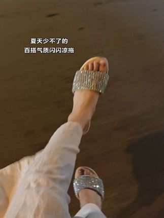 越看越好看搭啥都气质#凉拖鞋 #无处安放的小jio #哎呦喂你鞋真好看 #夏天该有的样子