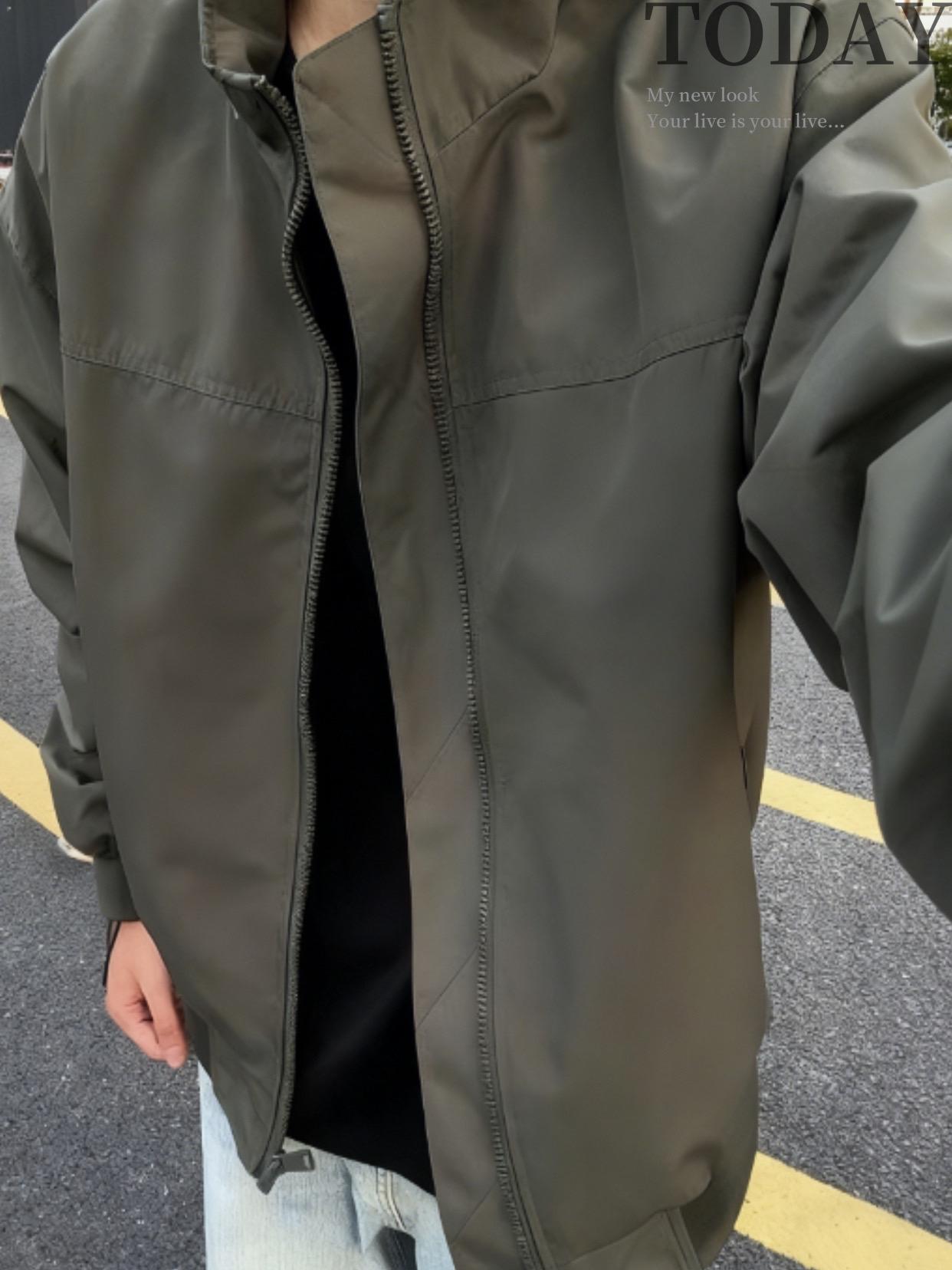 这么帅的工装外套到底谁在穿?这款cleanht短款工装外套,完美诠释美式潮牌硬核美学!采用三防科技面料,无惧风雨突袭,轻松应对多变天气。立领设计加持,防风利落更显挺拔型格,短款剪裁精准提升腰线,重塑黄金比例。#冲锋衣 #夹克外套 #穿搭分享 #ootd穿搭 #男生穿搭