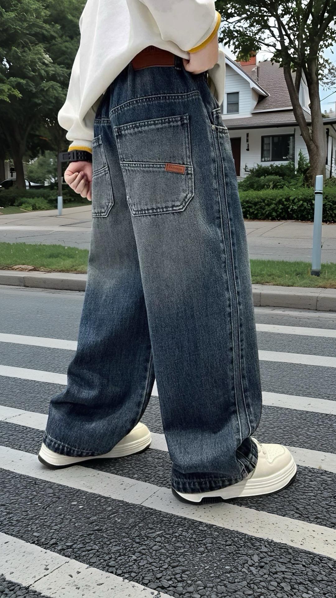 姐妹们!给我儿子买裤子真的挖到宝了🥳这条直筒牛仔裤简直是秋日穿搭神器~裤子版型是宽松的直筒款,小男孩穿上活动起来完全不受限,跑跑跳跳都很自在~牛仔面料软软的,不会磨皮肤,秋天气温变化大,单穿或者搭卫衣都很合适,韩系感一下子就出来了!而且细节做得好用心,口袋的小设计很有质感,颜色也是那种很正的牛仔蓝,耐脏又百搭,我儿子穿上后一直说舒服,老母亲真的太会买啦~ #男童穿搭 #儿童牛仔裤 #秋日穿搭 #中大童穿搭 #男童秋装