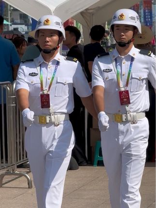 北海舰队青岛舰艇开放日 偶遇纠察小哥哥 英姿飒爽 太帅了