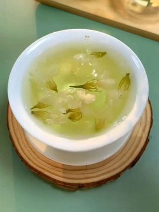 喝这个茉莉花苞茶,这不是普通的茶叶,是采摘自刚长出花苞的茉莉花朵,富含十七种氨基酸和各种微量元素,全部传统手艺炒制,保留其营养。每次取六克温水泡开,茶汤透亮,清香四溢。#茉莉花苞茶 #茉莉花 #泡水喝#每天一杯#好物分享