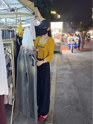 “有些心情 更适合放在音乐里 因为除此之外 别无居所... #早秋穿搭分享 #早秋穿搭 #女装#牛仔裤 #弯刀裤