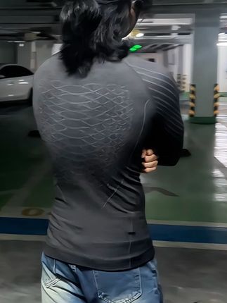 回复 @Crawler的评论 上身真的张力拉满啊!速干透气弹力大,蟒纹提花质感拉满,显型显大帅麻了!#健身穿搭 #男士健身衣服推荐 #挺拔有型 #型男必备 #健身