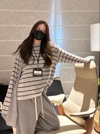 姐妹们,这件条纹上衣真的好好看啊!它是那种竖条纹的,视觉上就很显瘦,面料软糯糯的,穿起来很舒服#上衣#宽松上衣#条纹上衣#通勤穿搭 #休闲穿搭