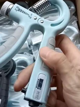 六块两毛钱一个哈,但是来这个价格咱们每个人哈只能够拍一单,要不是健身教练推荐呀,我是真的不敢相信哈。#握力器 #运动户外 #运动健身 #实用工具