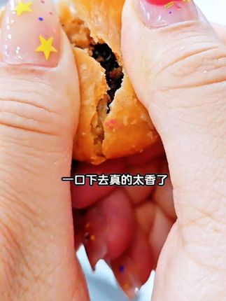 这款黄山烧饼真心好吃!它是纯手工制作的梅干菜肉松麻花烧饼,口感又酥又香又脆,作为小点心吃起来特别过瘾。它采用传统技艺打造,每一个都凝聚着老师傅的用心,满满都是诚意!喜欢的朋友赶紧下单,这么美味的烧饼可千万别错过