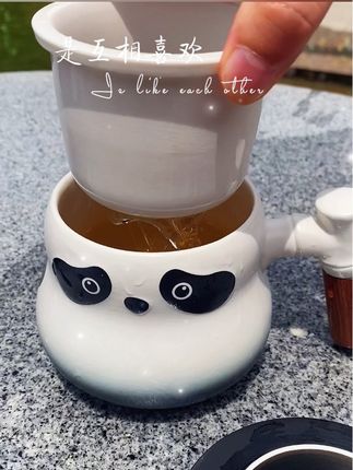 茫茫人海的奔赴,是互相喜欢的温柔相遇。熊猫茶水分离杯,一杯装下暖意,喝出生活小确幸。