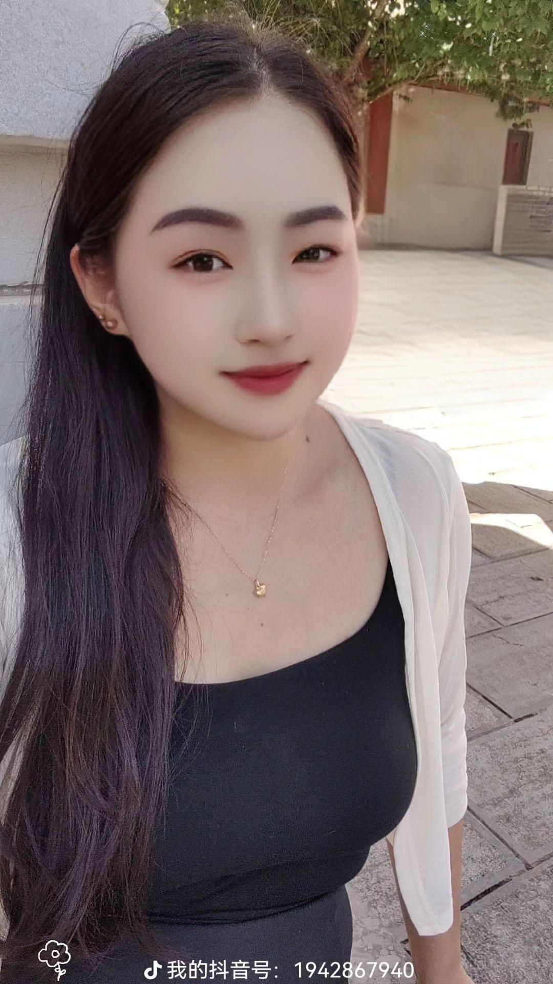 时间向左,记忆向右,我们都成了有故事的人,想说的话越来越少,放在心里的话越来越多……#文案 #时间改变了容颜经历改变了心态 #成年人的世界没有容易二字 #坚强的面对生活 #好好生活不辜负自己