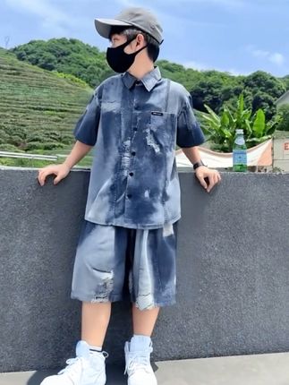 时尚帅气的男童风衣外套,让你的孩子成为街头焦点!精选优质面料,舒适柔软,透气性好,适合春季各种天气。潮流设计,简约大方,展现孩子阳光活泼的个性,快来选购吧!#潮酷男孩 #度假穿搭 #高级感穿搭 #我的男孩👦🏻 #帅气小哥哥