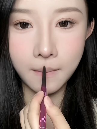 唇型不好看的姐妹用这款#唇线笔 勾勒出饱满唇型,涂出来的口红会更好看!#嘟嘟唇 #唇妆教程 #薄唇变厚唇