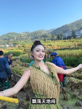 抖音对面的阿哥,请你抬起头,青山绿水白云间,萦绕幺妹的笑脸#贵州泉坝二妹 #丰收的季节 #容祖儿