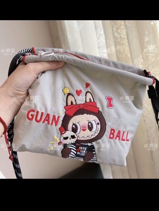姐妹们快看啊!这个小包真的太可爱了,它还是可以斜挎的,出门很方便。而且它的面料是那种很舒服的材质,摸起来手感很好,同时这个包包还做了防水设计,不用担心会打湿里面的物品,像平时我们女生需要带的一些小东西都能装得下,真的特别实用!
