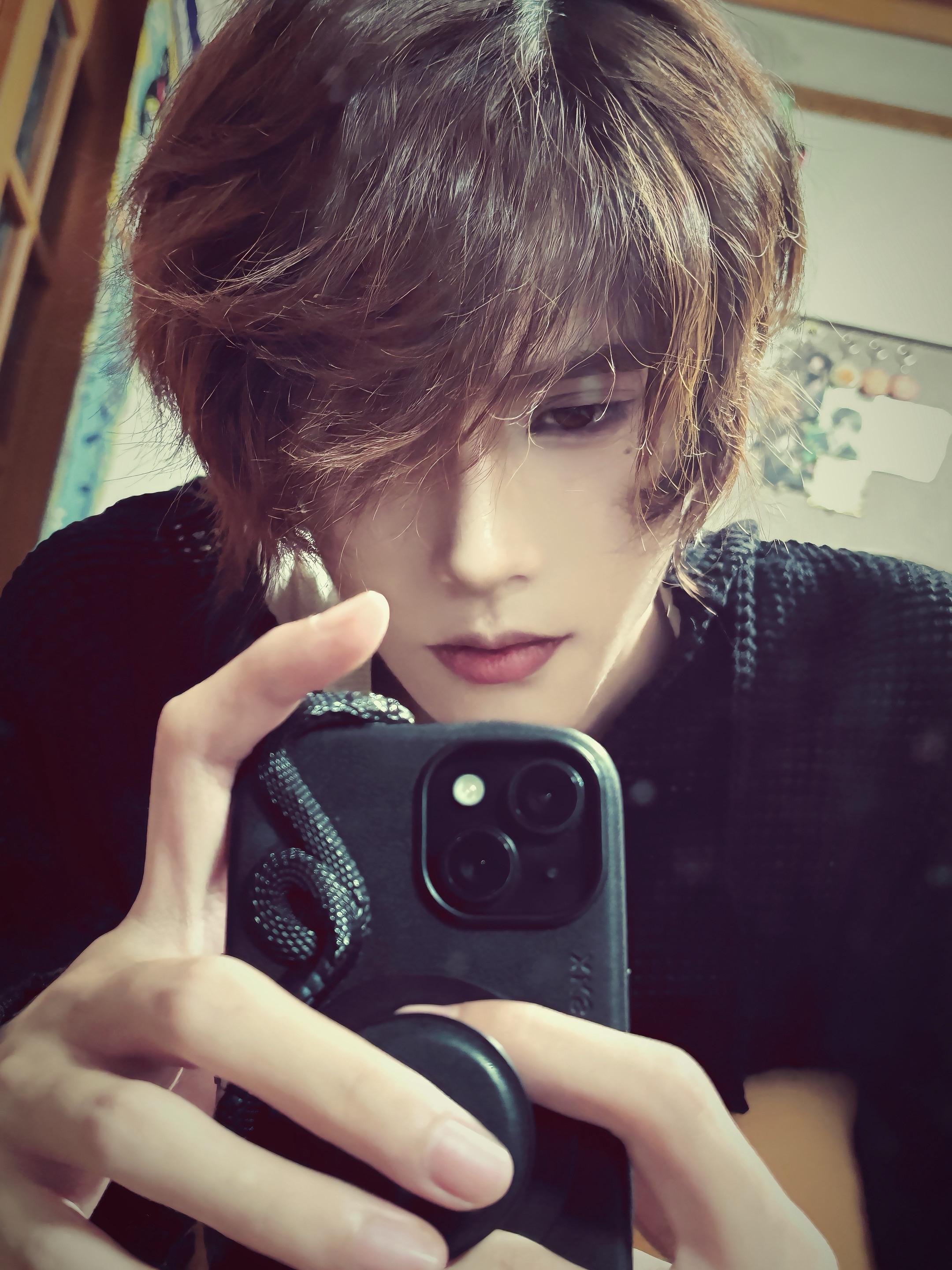 头发长了。#宅男#对镜拍