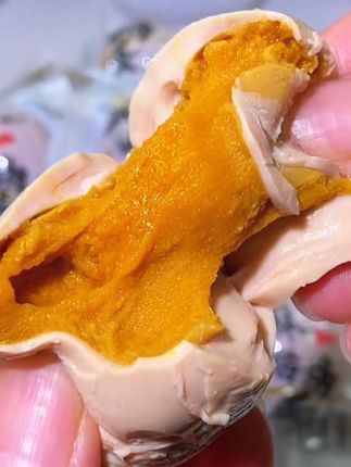 我还是第一次吃天津的麻酱鸡蛋,不一样的#麻酱鸡蛋 蛋清是五香味的,蛋黄是麻酱味道的,蛋黄流沙含油的,咸淡适中,颠覆你对鸡蛋的认知~#太好吃了 #特色美食 #地方特色美食 #妈呀太香了