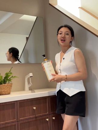 这个山茶花的沐浴露是真好用,洗完身上像喷了香水一样,真的好好闻#护肤好物 #沐浴露 #山茶花沐浴露