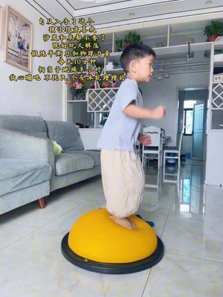 #创作灵感 在家就可以玩的感统游戏~每天站立蹦跳20分钟,练习平衡感、协调感,注意力不集中、无故总摔倒试试这个#居家锻炼 #运动长高 #儿童运动 #在家运动 @巨量千川 @DOU+小助手