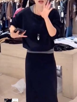 韩系女装设计感黑色假两件斜肩上衣半身长裙宽松显瘦春秋气质套装#穿搭 #谁穿谁好看 #抖音小助手 #好穿又好搭 #显瘦穿搭