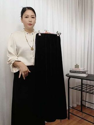 这条黑色丝绒鱼尾裙真的绝了!显瘦显高,垂坠感满分,穿上秒变大长腿!✨黑色百搭又高级,秋冬必备单品!#显高显瘦穿搭 #谁穿谁好看