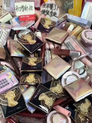 来来来！冲鸭！这里的化妆品多到装不下了！ 快来拿！早上7.30开始，各种美妆都有。公主们 快快直接拿走！#平价彩妆 #唇釉 #粉饼 #腮红 #假睫毛
