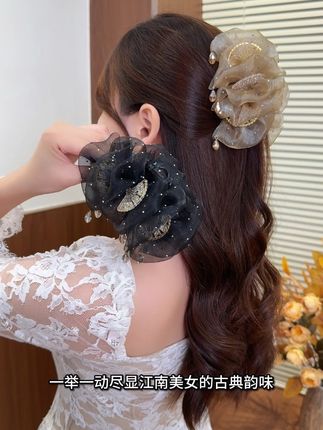 这款秋日氛围感真的一整个爱上了呀#抓夹用法 #后脑勺发夹抓夹推荐 #美出高级感 #精致女人必备 #头饰发饰真的很加分