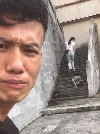 看到儿子在那里求他妈妈留下来,哭的撕心裂肺的痛,我心里就好难受。爸爸已经很努力了。但是你妈妈还是走了,都怪爸爸没能力把你妈妈留一下照顾你,