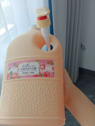 家人们,福利来袭!只要9.99元,就能把这款淡雅花香沐浴露带回家!这一大瓶足足有四斤重,算下来一家人用大半年都没问题,性价比直接拉满!厂家为了冲销量才给出这么低的价格,错过这次,真不知道要等多久才有这优惠了。 刷到的朋友别犹豫,库存有限,赶紧抓住机会囤起来,让你每天的沐浴时光都被这淡雅花香环绕!#好物推荐🔥 #居家好物 #生活必备 #种草好物推荐 #沐浴露