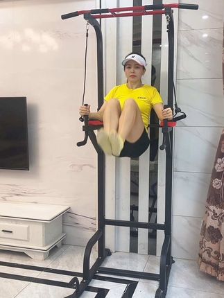 不用去健身房,只要在家就能徒手健身,试试这款多功能健身器材,它坚固耐用,适合居家运动。这款引体支架让你能够更全面的锻炼身体,赶紧运动起来吧!#引体向上 #单杠 #单杠健身 #落地单杠 #室内单杠