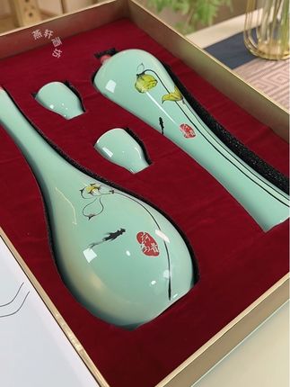 杏花村“荷为贵”珍藏酒,景德镇和杏花村共同打造的经典美酒,53度清香型,入口清香纯正,回味悠长,无论自己收藏,还是送人送礼都再合适不过了#白酒 #送礼白酒推荐 #高端大气上档次 #好喝不贵