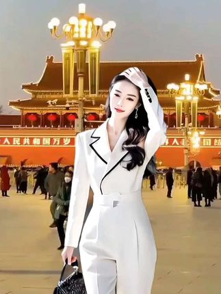春秋爆款高级感洋气显瘦,假两件连体。套装#穿出魅力女人 #优雅气质 #穿出女人味