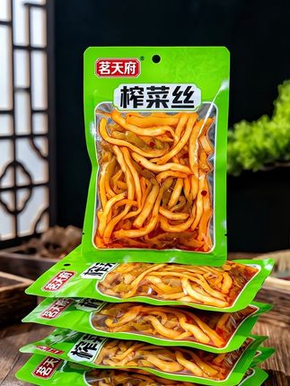 茗天府榨菜丝:佐餐百搭神器 茗天府榨菜丝太懂食客心!精选青菜头芯,去皮去梗只留脆嫩部分,咬下“嘎吱”作响。传统工艺腌出咸香本味,减盐更健康。 独立小包装超方便,早餐配粥、午餐拌饭、加班拌面都适配,一口唤醒胃口,平凡餐食也能吃得满足。 #舌尖上的味道 #下饭菜 #榨菜丝 #吃了还想吃 #我的乡村生活