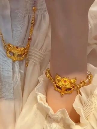 一定要戴这个九尾狐项链,它真的太美了!戴上它,你就是全场最靓的仔!它的设计灵感来源于古代神话中的九尾狐,寓意着美好与吉祥。这么好看的项链,赶紧买回家戴吧!