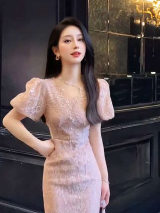 #高端大气 夏季法式复古粉色蕾丝碎花V领短袖连衣裙泡泡袖收腰气质长裙#优雅气质