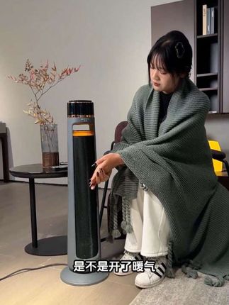 冬天家里没有暖气的南方小土豆们,你们一定要试试这个创维的智能语音电暖器,把它放在客厅或者卧室里,整个屋子都暖烘烘的,就像泡在温泉里一样舒服。#居家好物 #取暖器 #智能语音取暖器 #创维取暖器 #智能家居智能生活