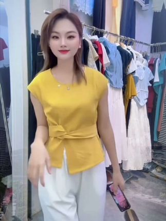 姐妹们,还犹豫什么,赶紧入手,一起美美的过夏天! #夏日穿搭 #小飞袖上衣 #时尚单品