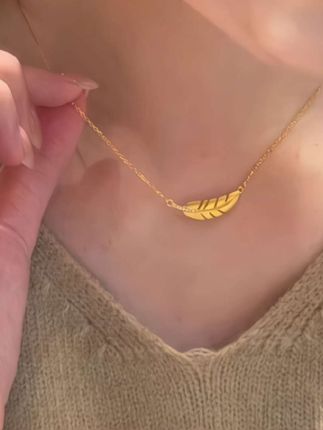 独一无二的磨砂金色羽毛项链,是戴出去不会撞款的哦!金灿灿的好喜欢#这个项链我好喜欢 #美出高级感 #项链控 #超好看 #时尚饰品