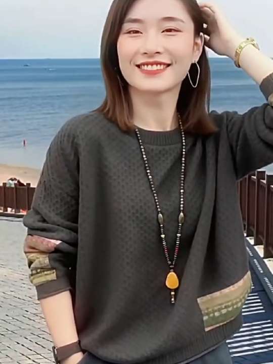 微胖姐妹们的春日救星来啦!2025新款针织衫,简直是为大码女人量身定制的时尚神器!#春秋新款#减龄气质 #休闲百搭 #减龄显瘦穿搭@抖加🔥上热门🔥dou+🔥热点宝 @DOU+上热门 @上热门🔥🔥🔥 软糯亲肤的针织面料,触感如春日暖阳般温柔,贴身不扎,单穿或作冬日内搭都超合适。宽松版型是藏肉界的王者,拜拜肉、小肚腩统统隐形,穿上就秒变慵懒风美女,松弛感拉满~ 长袖设计巧妙应对春秋早晚温差,随性搭配牛仔裤或半身裙,日常通勤、约会出游都不在话下,时髦又减龄,谁穿谁好看! 快来把它带回家,轻松拿捏时尚感,成为人群中的焦点吧 !