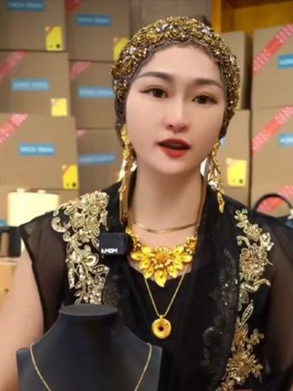 女生戴福袋项链是真的好看,它是古法工艺打造的,整体造型圆润饱满,有着财源滚滚来的美好寓意。把它戴在脖子上,不仅显气质,还很精致百搭,非常适合日常通勤和休闲场合。