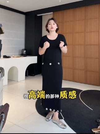 这一套真的爱惨了,精致感拉满🈵尤其是手工珠花,每一朵都好好看啊,面料轻薄有弹力,肉肉姐妹们放心冲!#气质套装裙 #面料柔软舒适 #夏日必备 #显瘦穿搭 #精致优雅