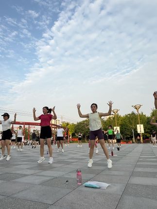 晨练打卡结束,摄影师技术牛滴狠……#晨练随拍#清晨的第一缕阳光 #全民健身#爆汗燃脂