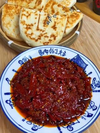 陕西水盆秦椒酱!配上月牙饼,香辣过瘾!太好吃了#陕西美食 #秦椒 #无辣不欢 #辣子夹馍