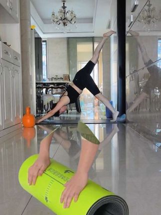 #瑜伽垫上的快乐 #瑜伽垫推荐 室内立定跳远专用地垫隔音减震家用健身垫加大厚跳绳垫瑜伽垫