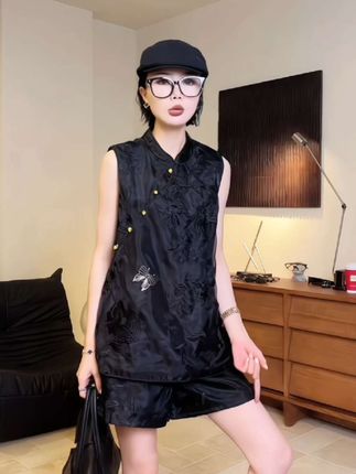 #高级感穿搭 #夏日穿搭 #优雅气质 #穿出不一样的风格 #马甲套装@抖音小助手 @DOU+小助手 @巨量千川
