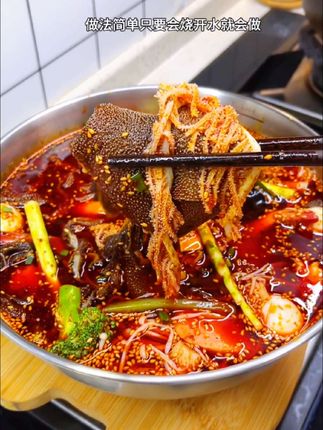 🔥三伏天没胃口?试试这个超简单钵钵鸡! ,🍗 不用签子,比烧开水还容易! ,1️⃣ 水开下你爱吃的菜,煮熟捞起 ,2️⃣ 我家秘制重庆风味的钵钵鸡调料 ,3️⃣ 加凉白开调好料汁,泡20分钟 ,💥 撒把葱花直接开炫,麻辣鲜香巨过瘾! ,💃 夏天没真不行,手残党也能秒变大厨~ ,👉 收藏快做,吃完记得回来谢我!#舌尖上的味道 #解馋 #无辣不欢的吃货 #就是这个味儿 #钵钵鸡