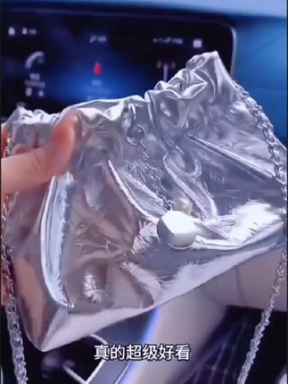 单肩高级感小众百搭斜跨链条包包女2025新款银色抽绳水桶包云朵包#高级感小众包包 #斜挎百搭女包 #抽绳水桶包 #云朵包包 #包包推荐