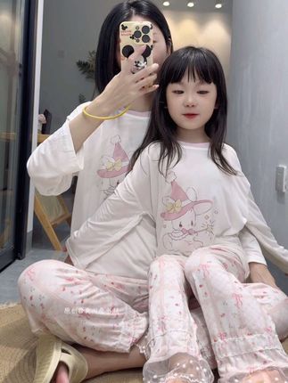 怎么会不幸福呢,就是这个小人,填满了我的生活缝隙,让我杂乱的心再童真一次,幸福也变的这么简单,#我的女孩👧🏻 #生女儿就是用来打扮的 #亲子装 #潮童穿搭 #睡衣家居服