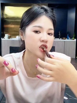 湖南香辣老卤鸭翅,传承老卤层层入味,香香辣辣的太解馋了,个大肉厚有嚼劲,追剧宅家饿了来一袋,真的太过瘾了 #老卤鸭翅 #好吃到停不下来 #颜颜