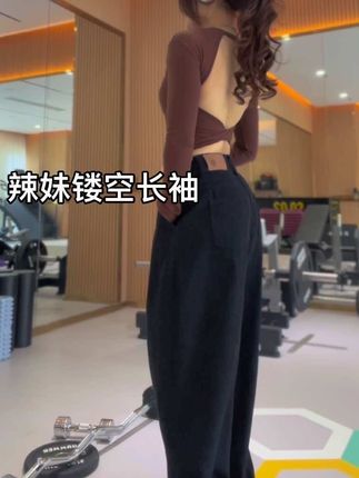 好看哎,不经意的小性感 #辣妹穿搭 #露背t恤 #穿衣显瘦 #健身女孩穿搭 #腰臀比