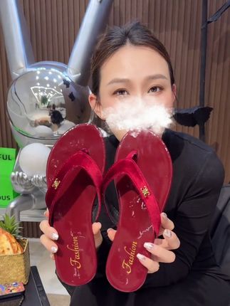 挖到一双巨舒服显白的平底拖鞋!姐妹们讲真!拿到手我直接尖叫!#好鞋推荐 #女鞋推荐 #软底软面穿上超舒服 #脚宽脚胖都可以#强烈推荐