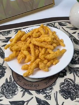 我最近迷上了这个四洲的粟一烧,真的巨好吃!它不是油炸的,而是通过高温烘烤出来的,吃起来嘎嘣脆,浓浓的玉米香味充斥整个口腔,让人欲罢不能。平时看剧的时候边吃边喝饮料,简直美滋滋。而且它的包装也很贴心,无论是在家追剧还是外出游玩,都非常方便携带。#好吃到停不下来 #零食推荐