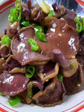 这个红乳牛肝处理的很干净,做法简单,可以炒肉,炒腊肉,炒辣椒,真的太好吃了,口感脆爽滑嫩,怎么做好吃!#红乳牛肝菌 #你们吃过吗#云南特产美食#蘑菇#快来一起尝个鲜